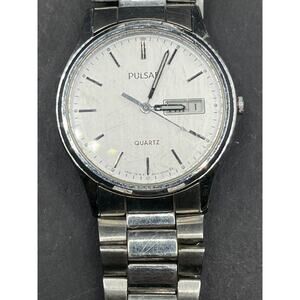 Vtg Pulsar Watch Men 34mm Silver Tone White Dial DayDate Round V533-7A30 33.4MM